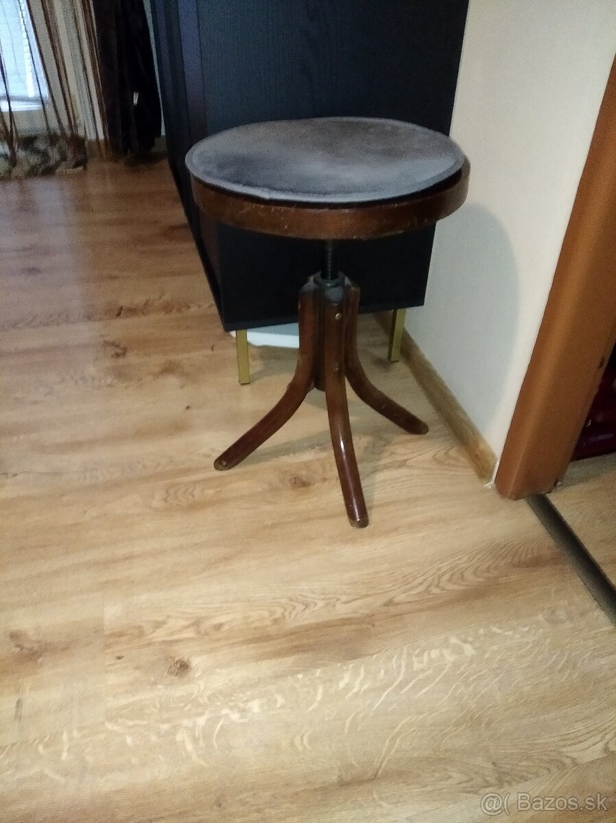 Predám stoličku ku klavir