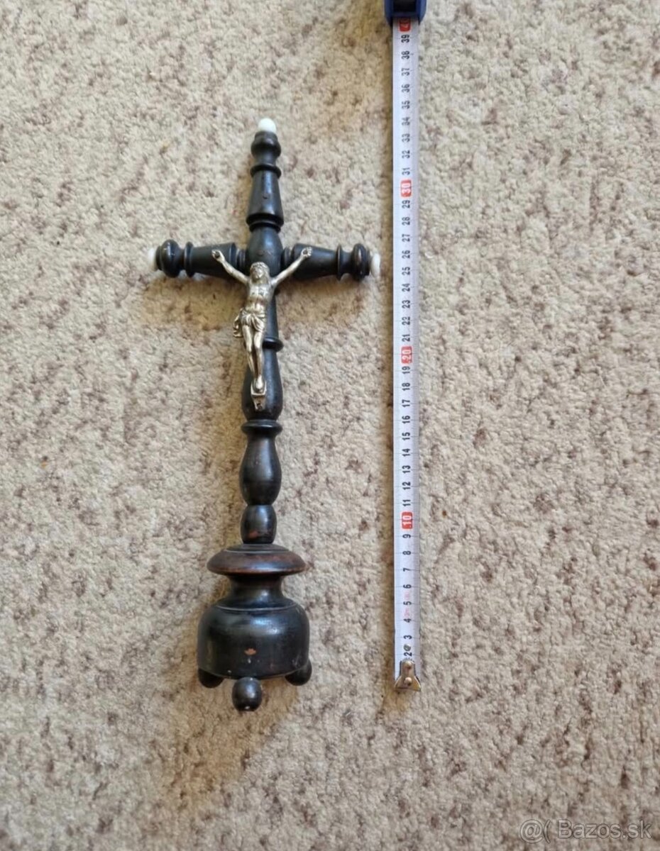 Starozitny dreveny krizik