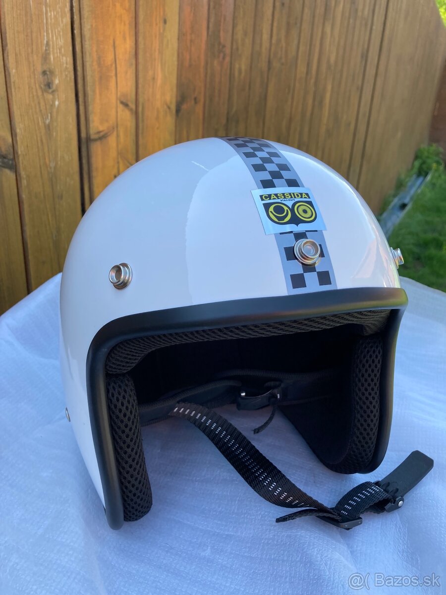 Retro helma na motorku