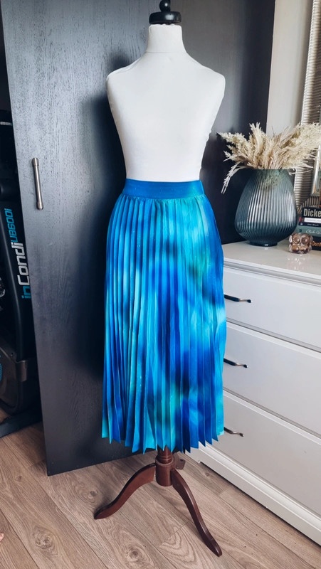 Modrá skladaná sukňa