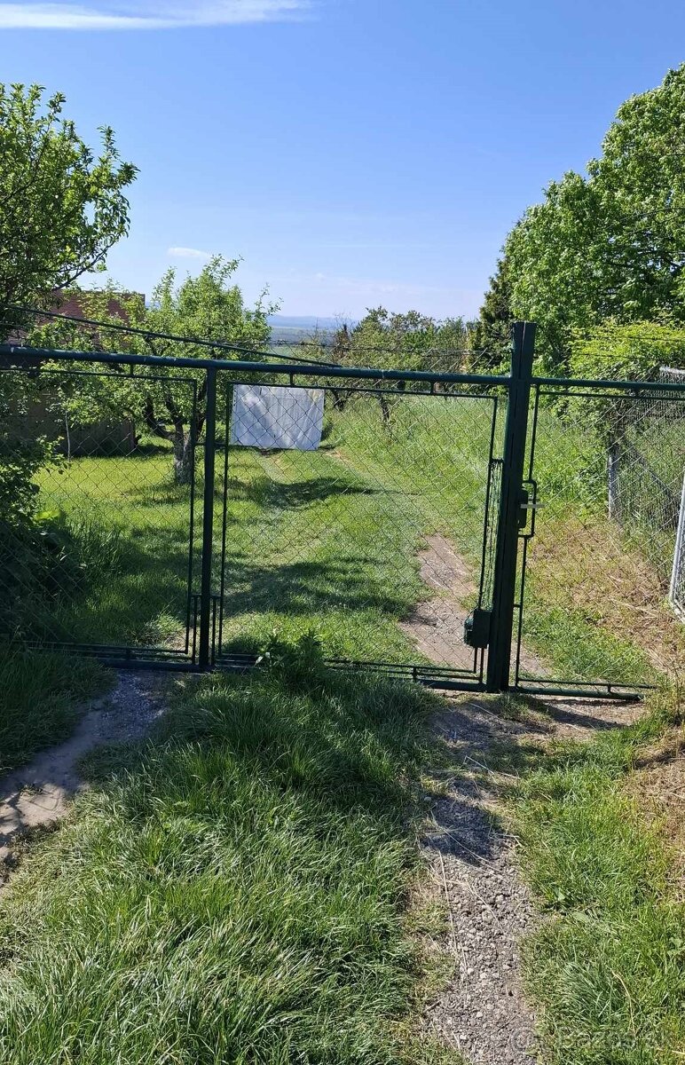 Záhrada s výborným prístupom na realizáciu stavby