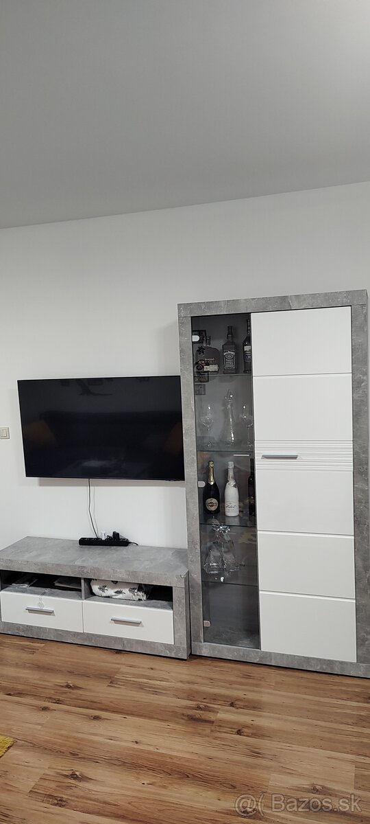 Vitrína + stolík pod TV