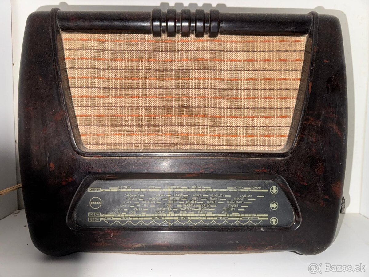 Starožitné bakelitové rádio značky Tesla Accord 401U