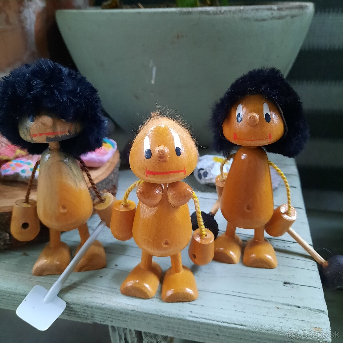 Praľudia/neandertálci starožitné drevené figúrky