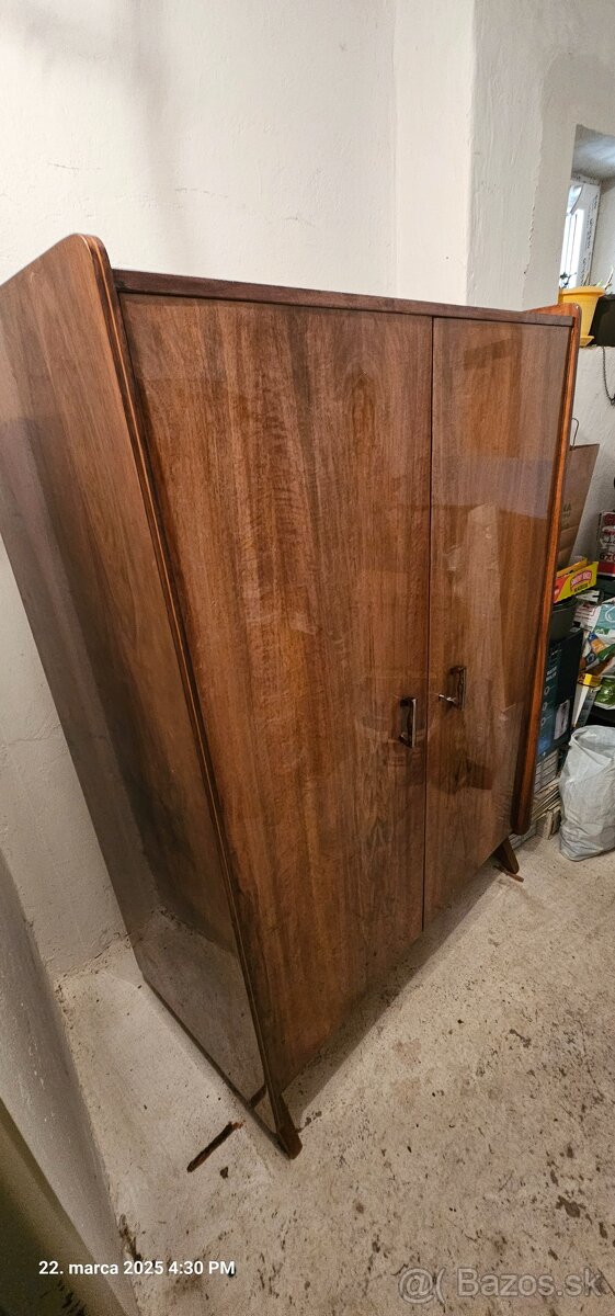 Stará šatníková skriňa