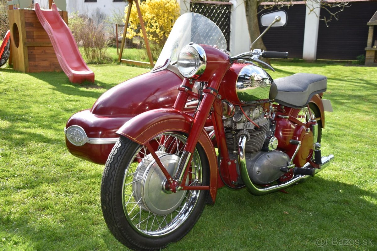 Hezká JAWA 500 OHC 02 se sidecarem Velorex
