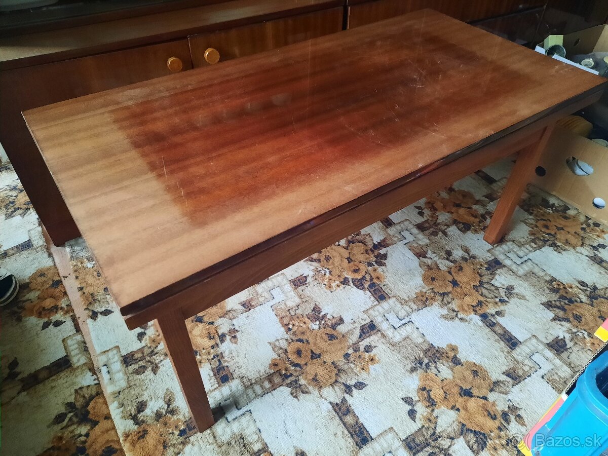 Drevenný stôl