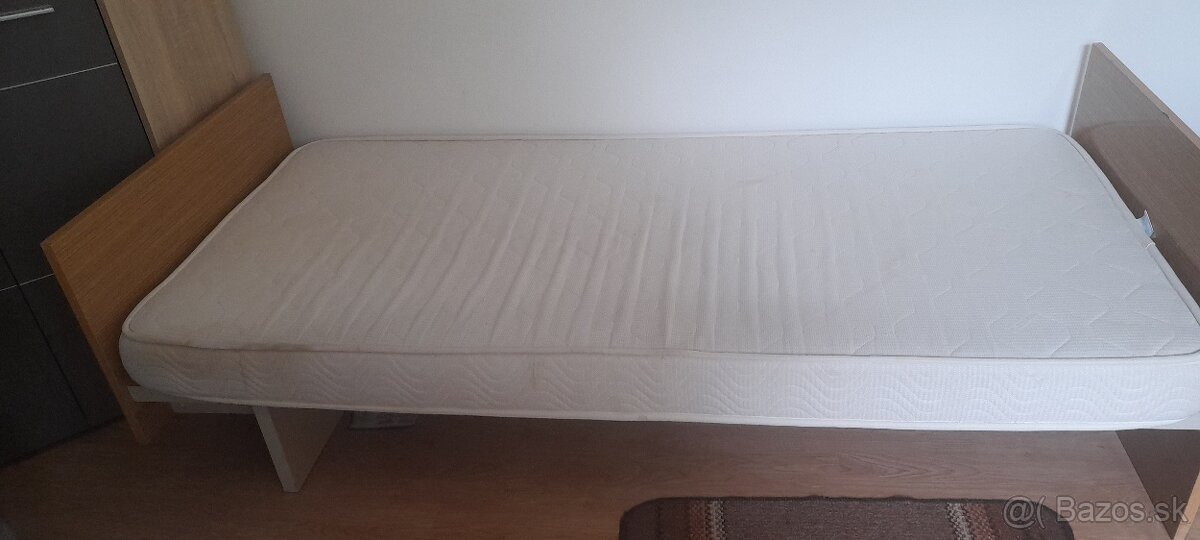 Prefam drevenú postel