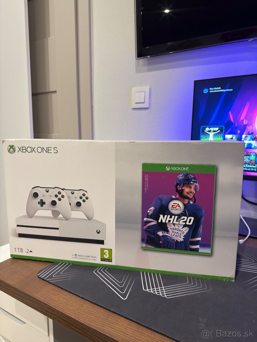 🎮 Xbox One S 1TB s SSD, 2 ovládače, FIFA 23, stojan – TOP s