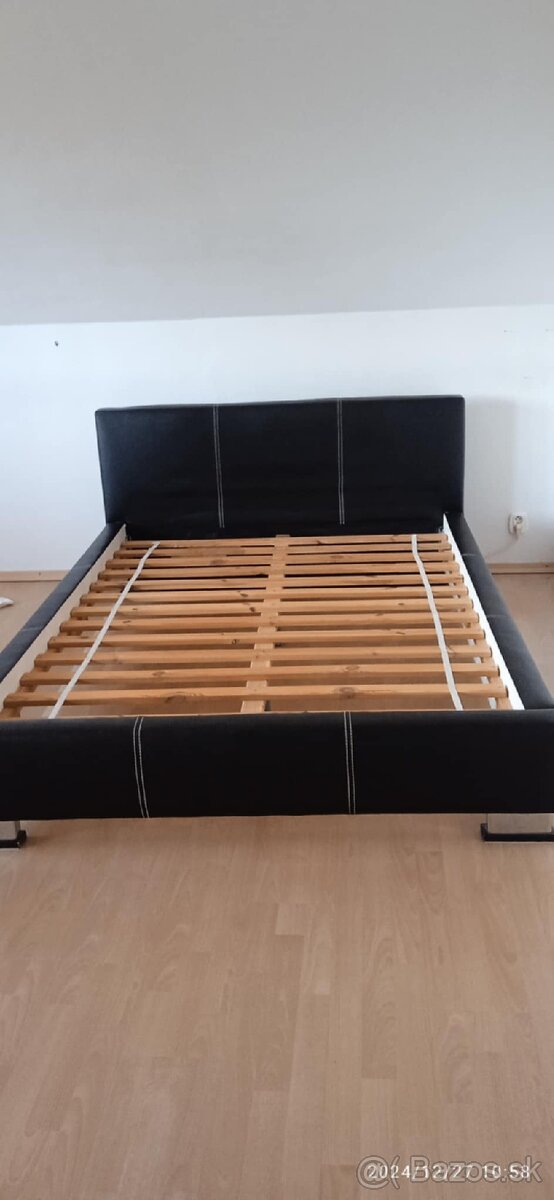 Posteľ z čiernej koženky 140 x 200 cm