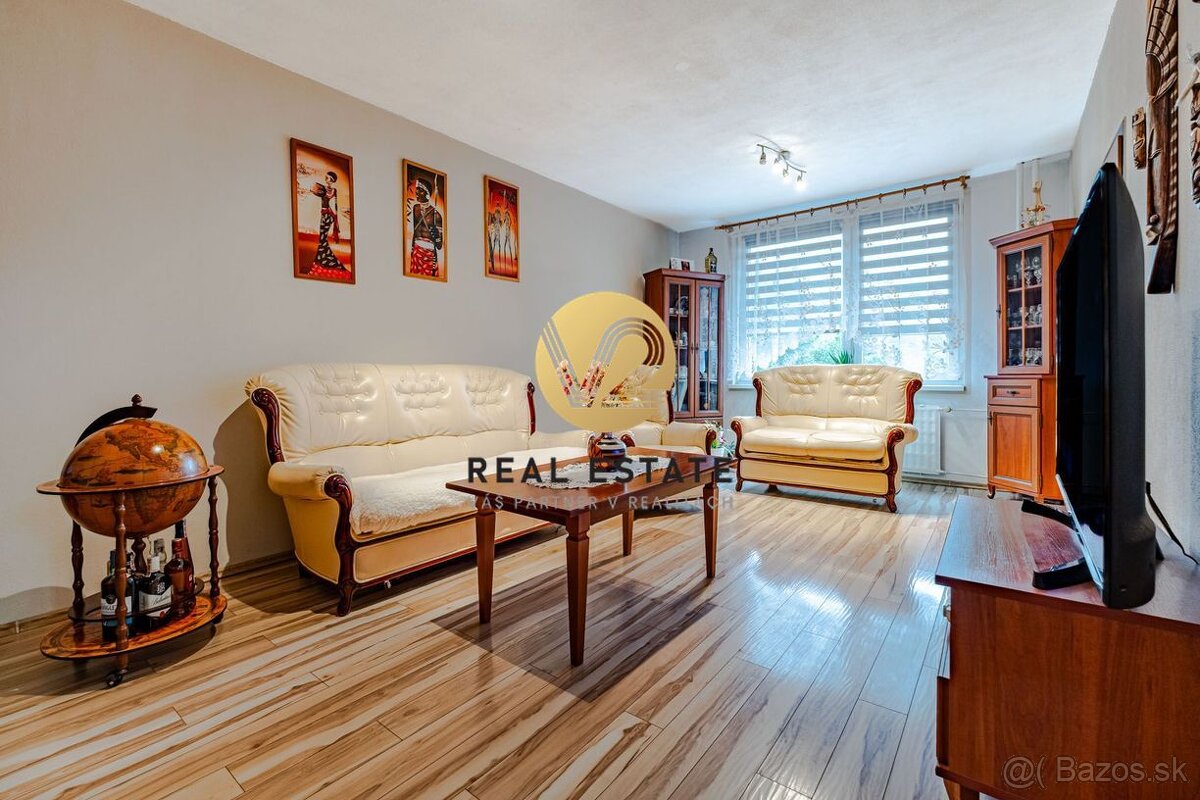Na Predaj - priestranný 3-izbový byt (84 m²) s balkónom - Če