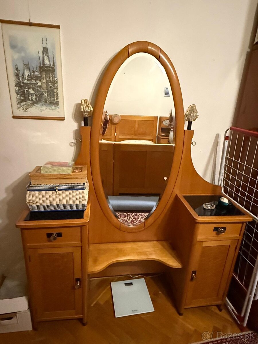 Starožitný splálňový nábytok