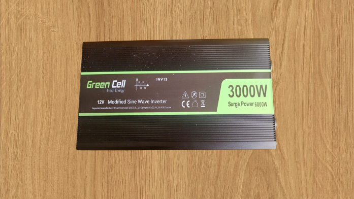 Predám menič napätia z 12V na 230V
