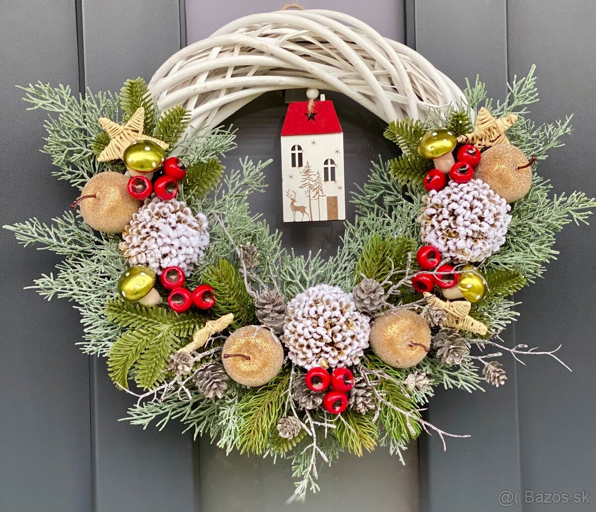 Vianočný veniec 35cm na bielom prútenom základe na dvere