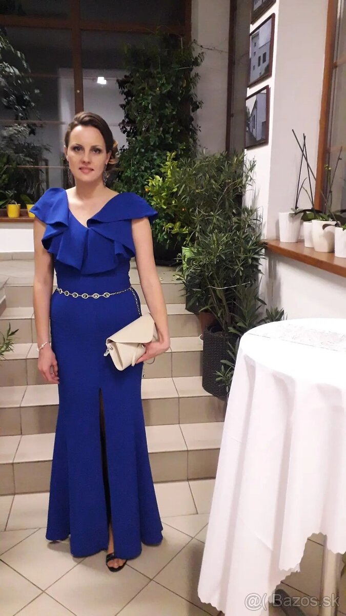 Dlhé elegantné spoločenské šaty – kráľovská modrá