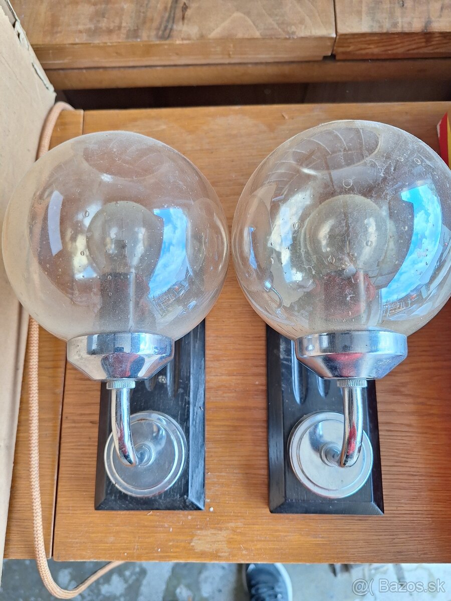 Nástenné lampy.