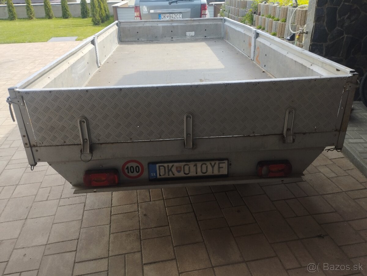 Dvojnapravovy prívesný vozik