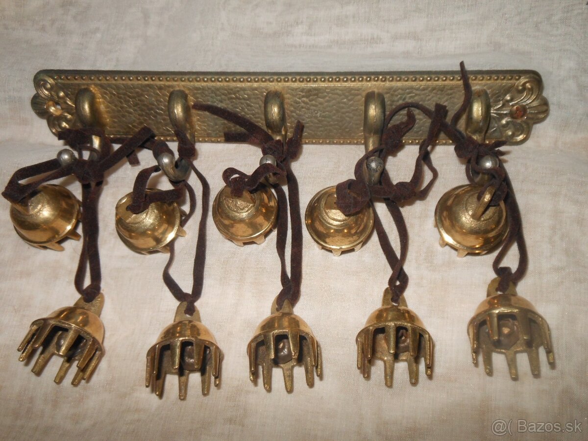 Mosadzný vešiak s desiatimi mosadznými zvoncami