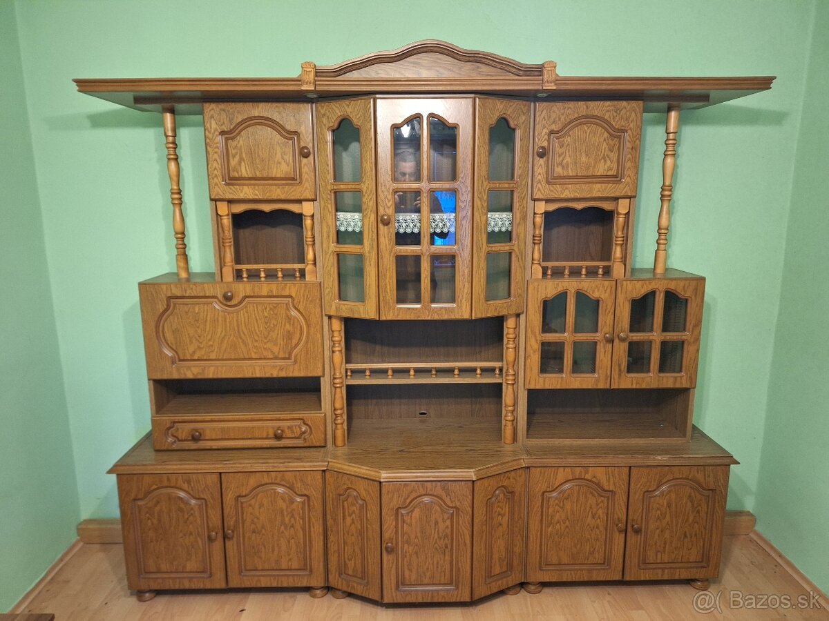 Staršia obývacia stena