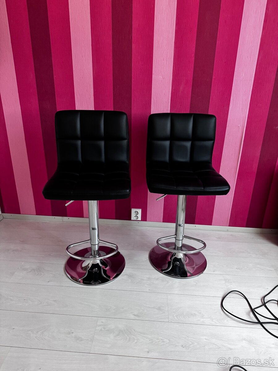 Výškovo nastaviteľné čierne barové stoličky 2ks