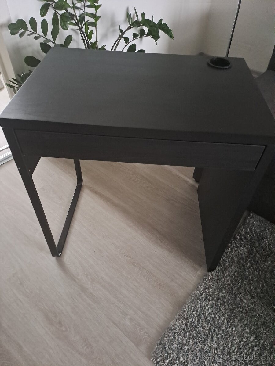 Čierny PC stôl - Ikea