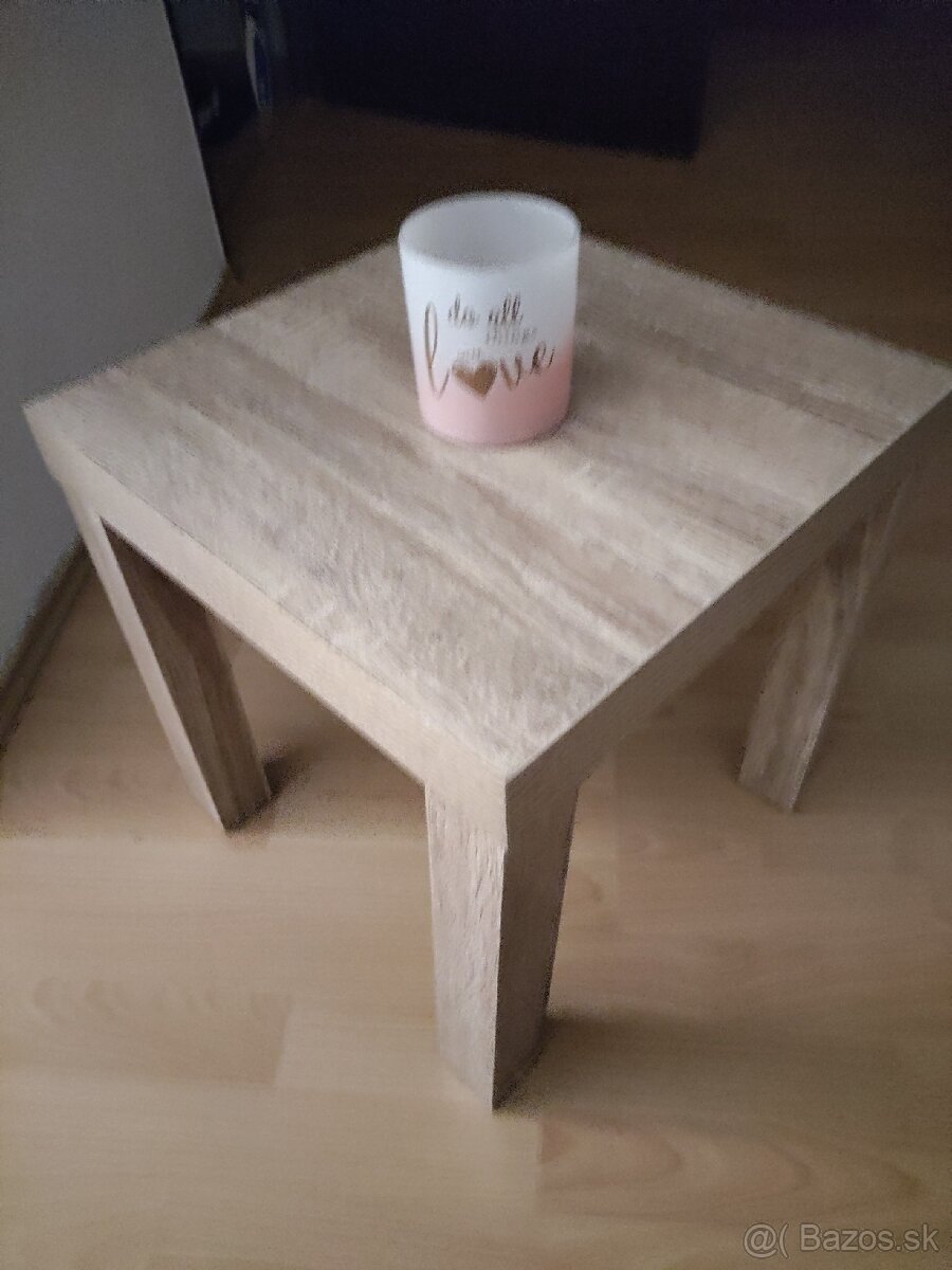 Predám malý stolček. Kontaktujte ma cez Whats app