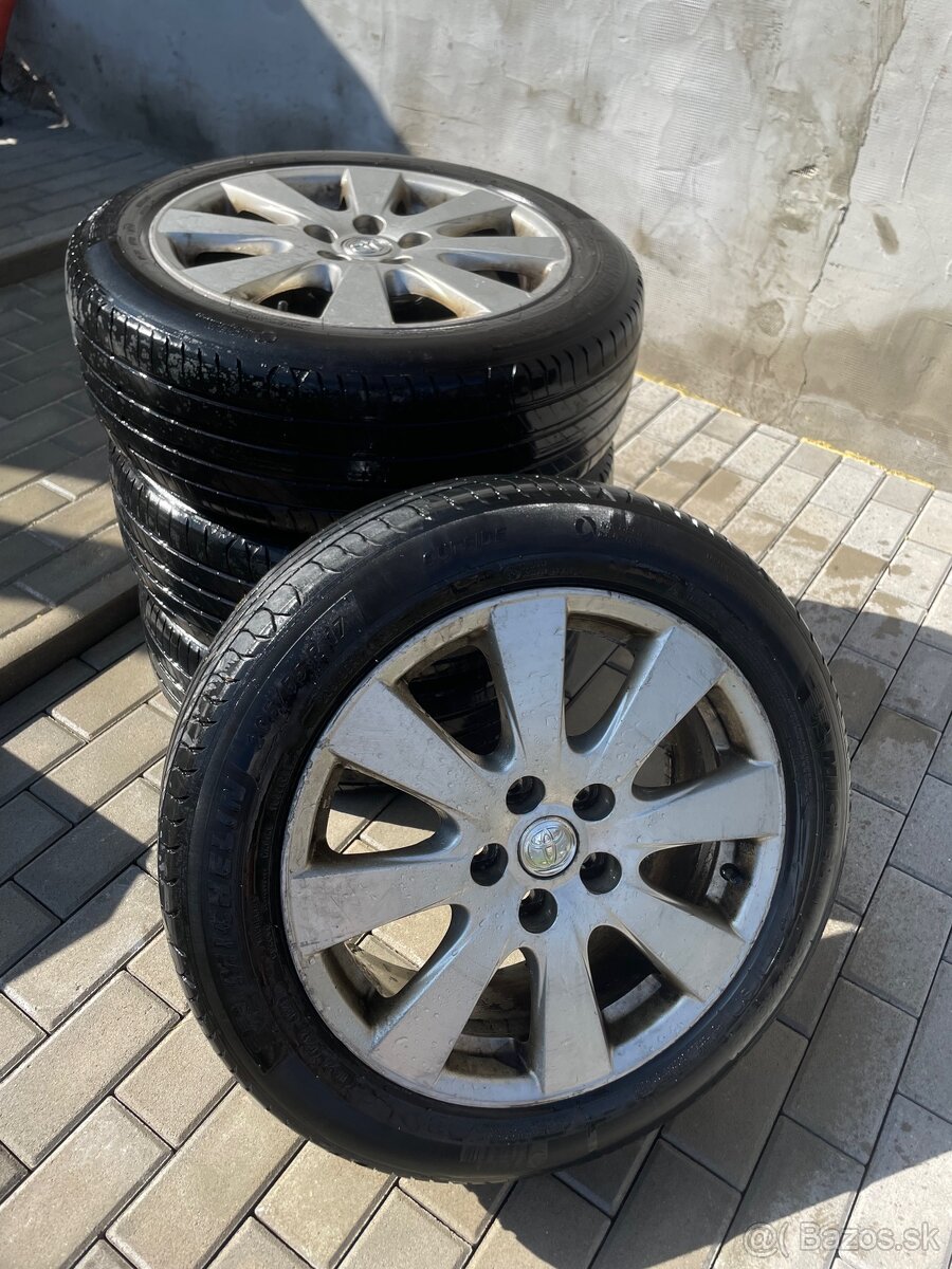 R17 Toyota elektróny s pneu
