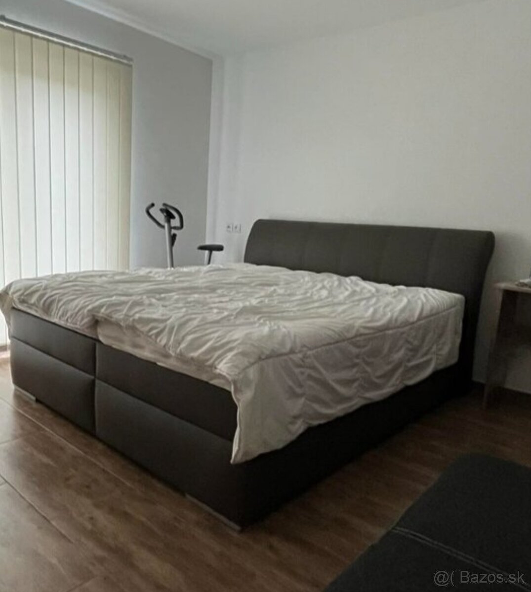 Boxspring čalúnená posteľ