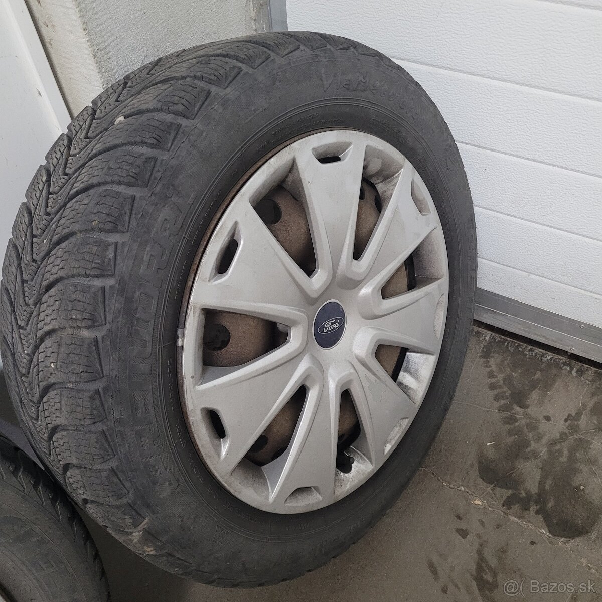 Plechové disky so zimnými gumami a puklicamy