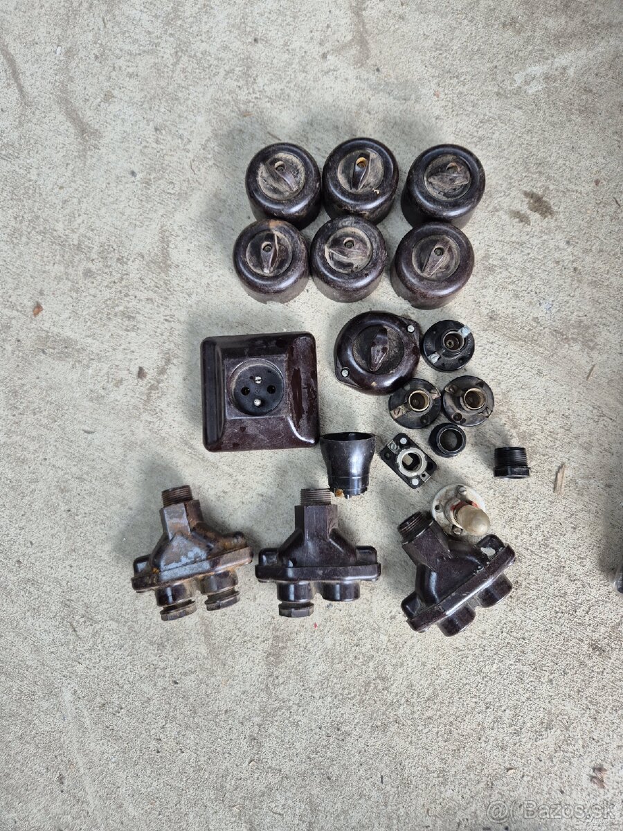 Bakelitové vypínače a rozbočovač.