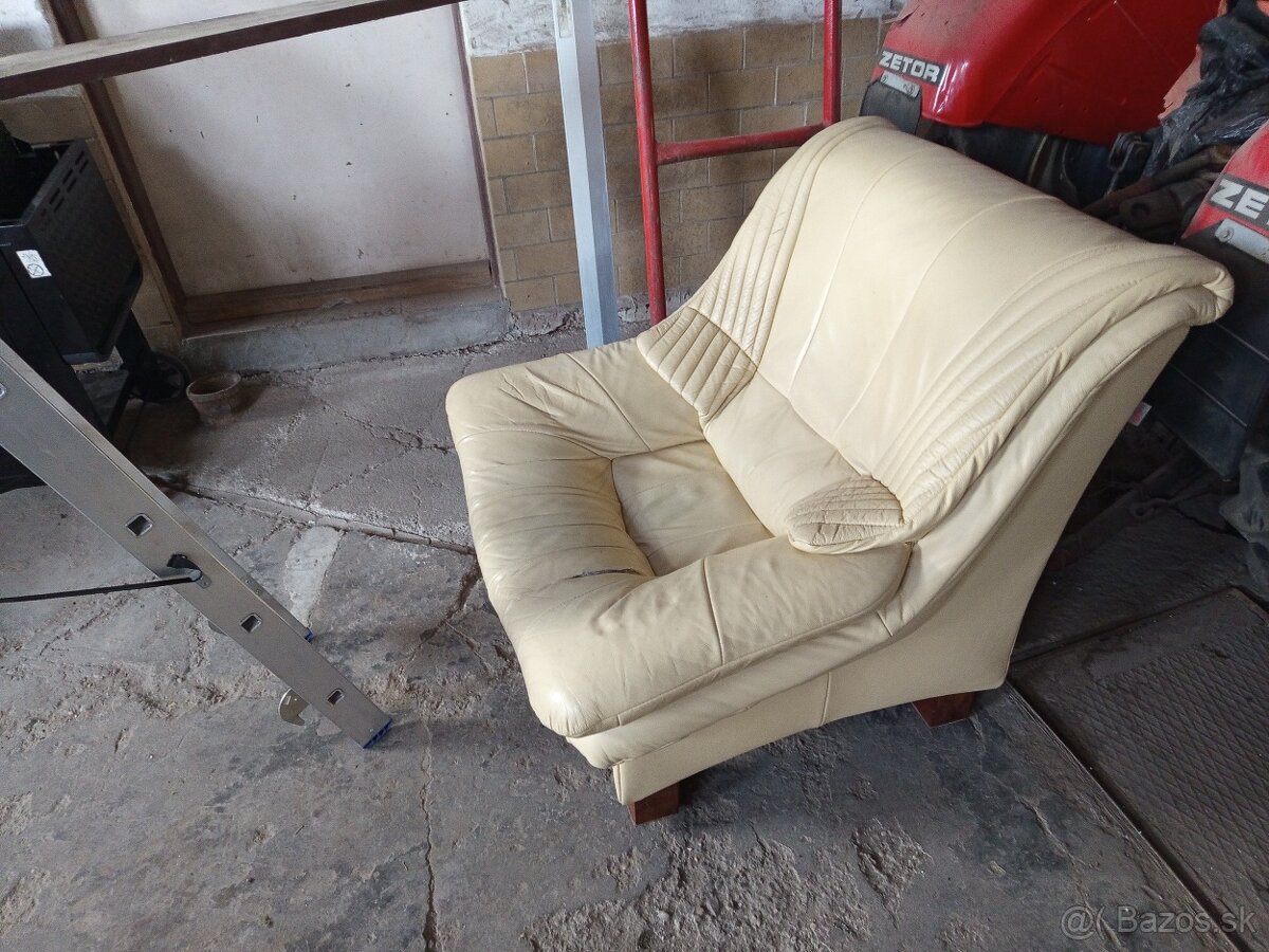 Darujem kožené kreslá