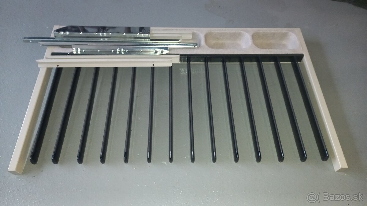 Výsuvný vešiak Ikea Komplement