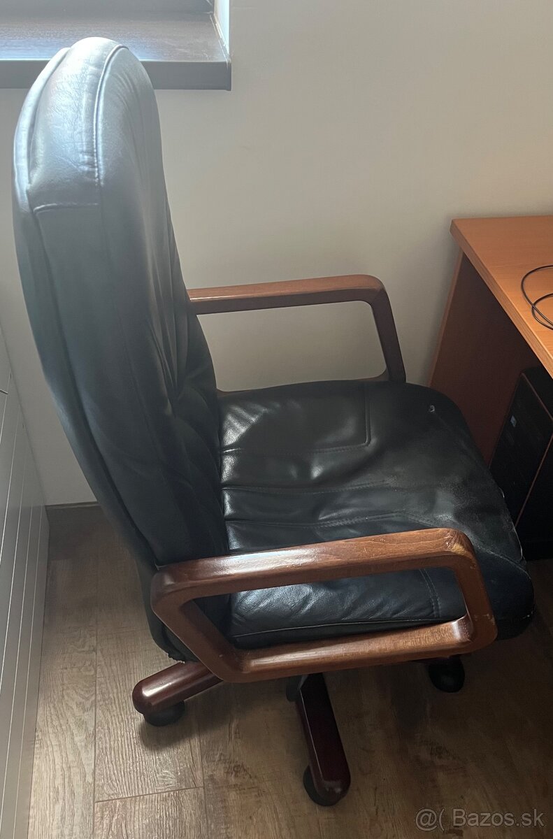 Kozene kreslo cierne
