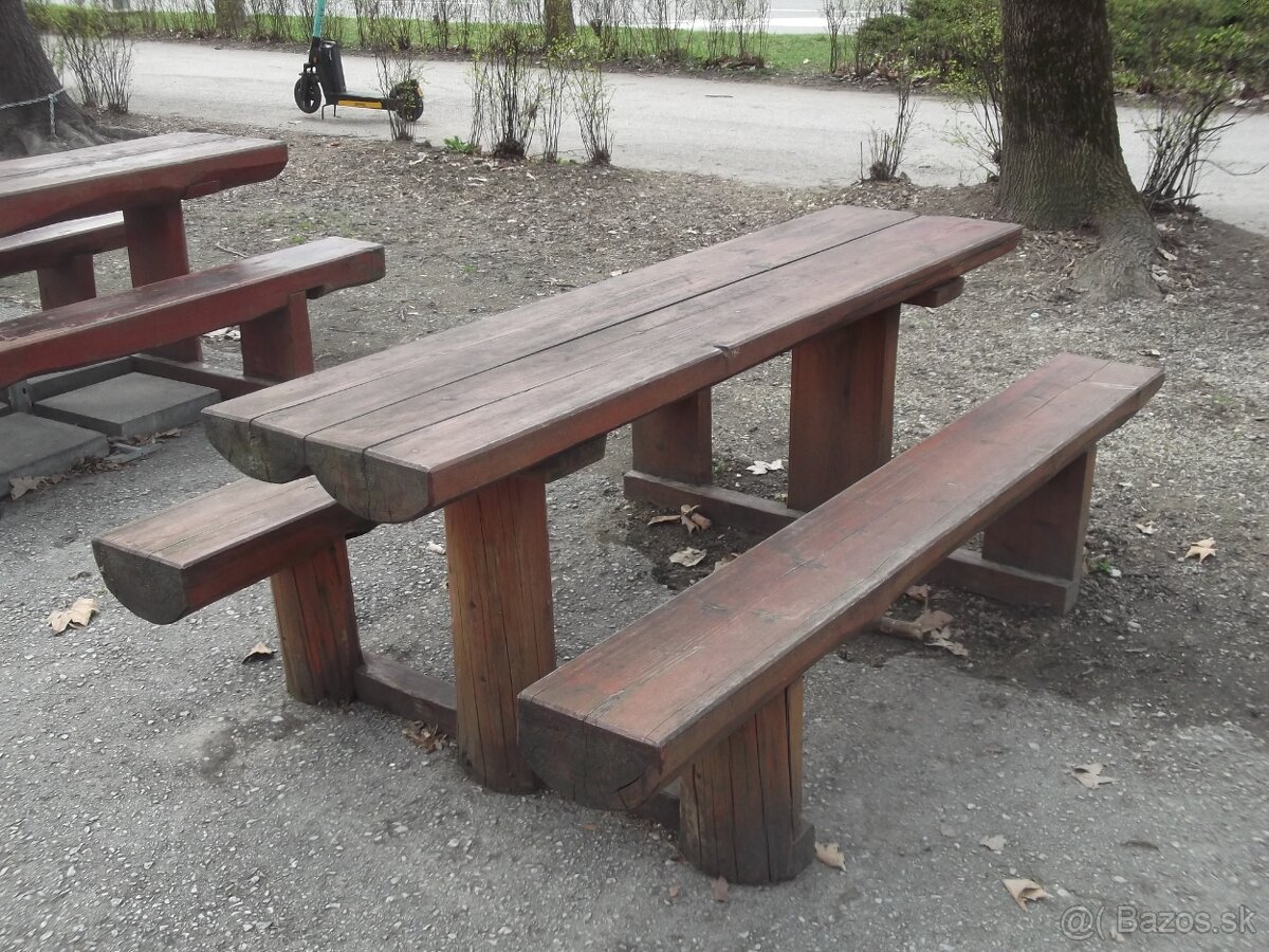Zahradne sedenie z masívu