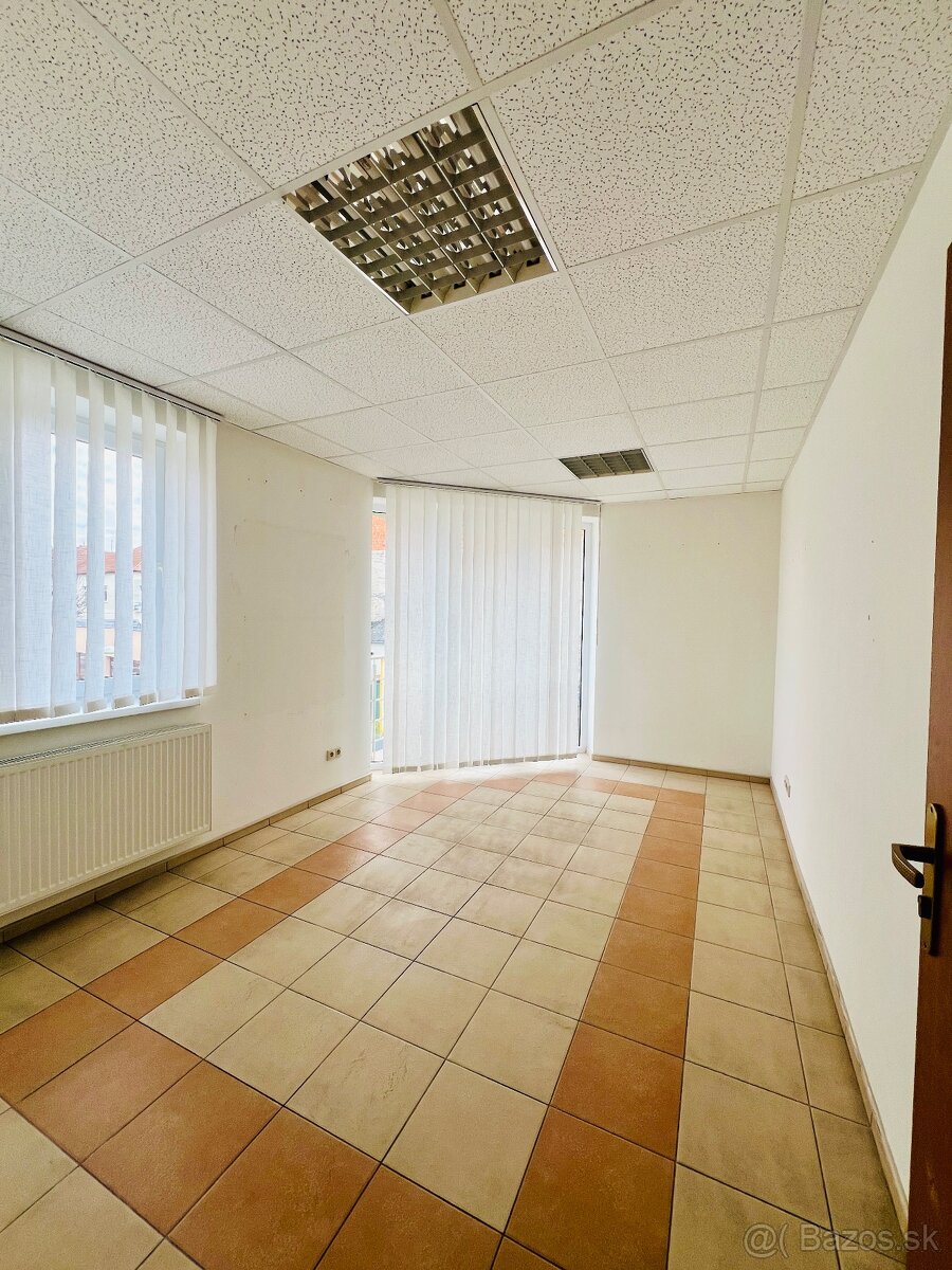 Slnečný priestor pre služby/kanceláriu v cente mesta Levice