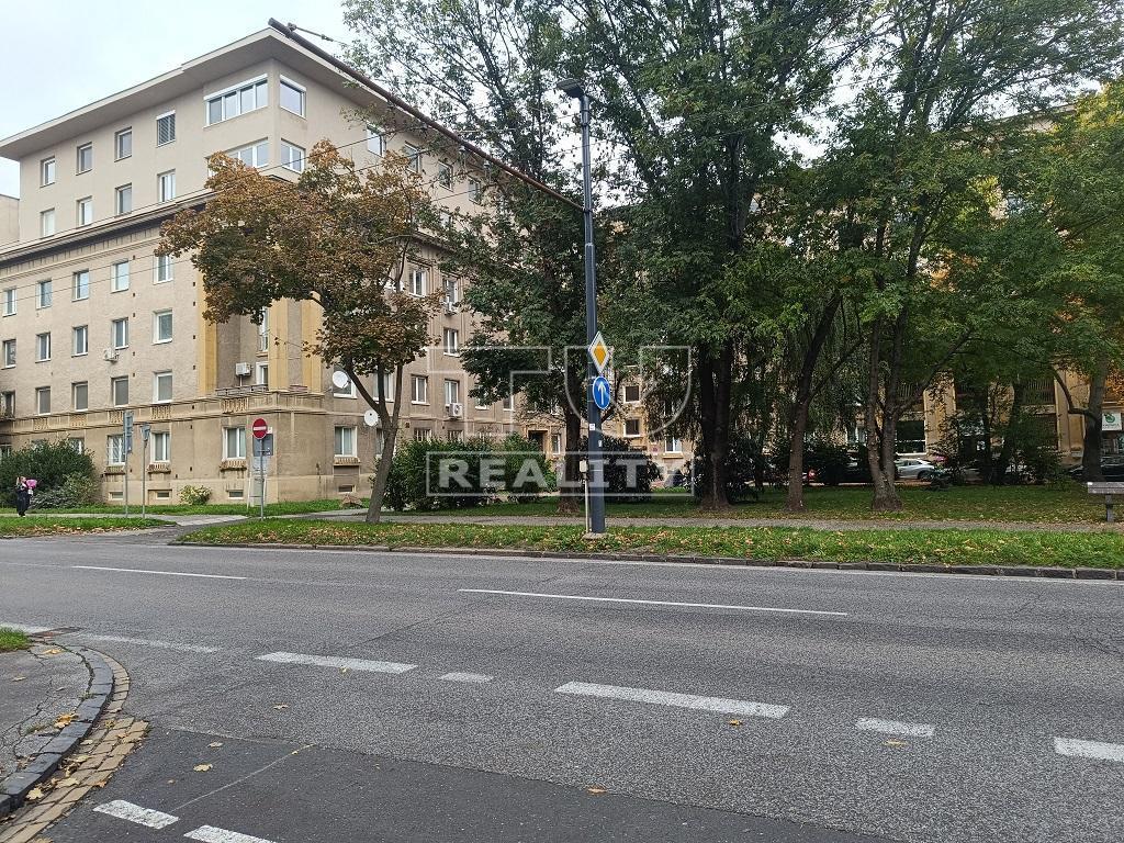2-IZBOVÝ BYT,PÔVODNÝ STAV,RUŽINOV-NIVY,52m2