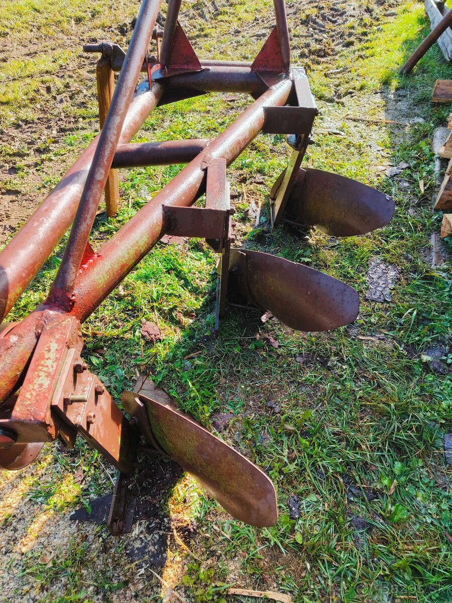Predám starší robustný pluh - trojak