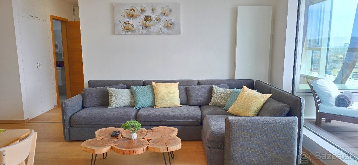 Rozkladacia sedačka s operadlom doprava túto stredu v cene