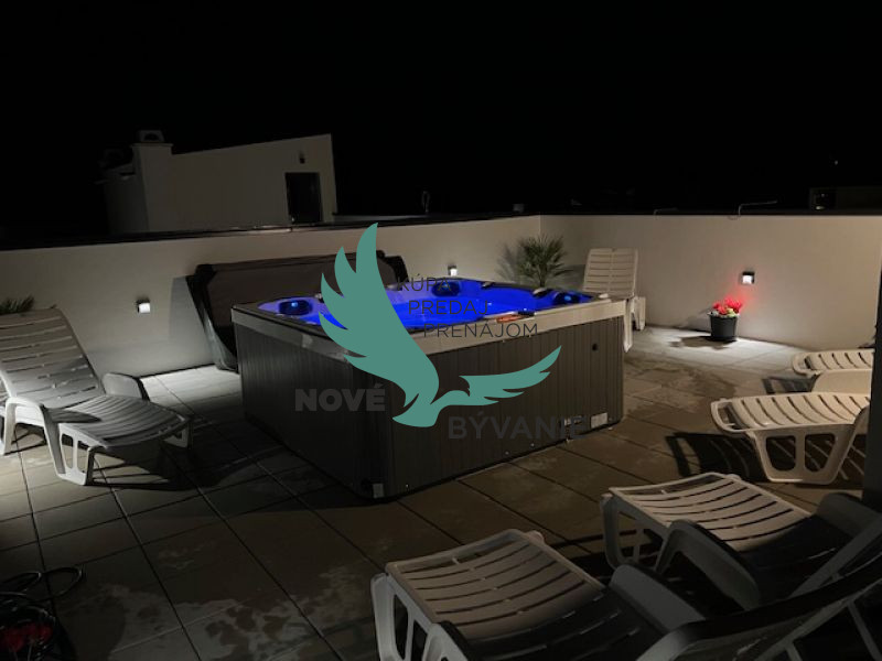 Chorvátsko - Zariadený apartmán so strešnou terasou len 150m