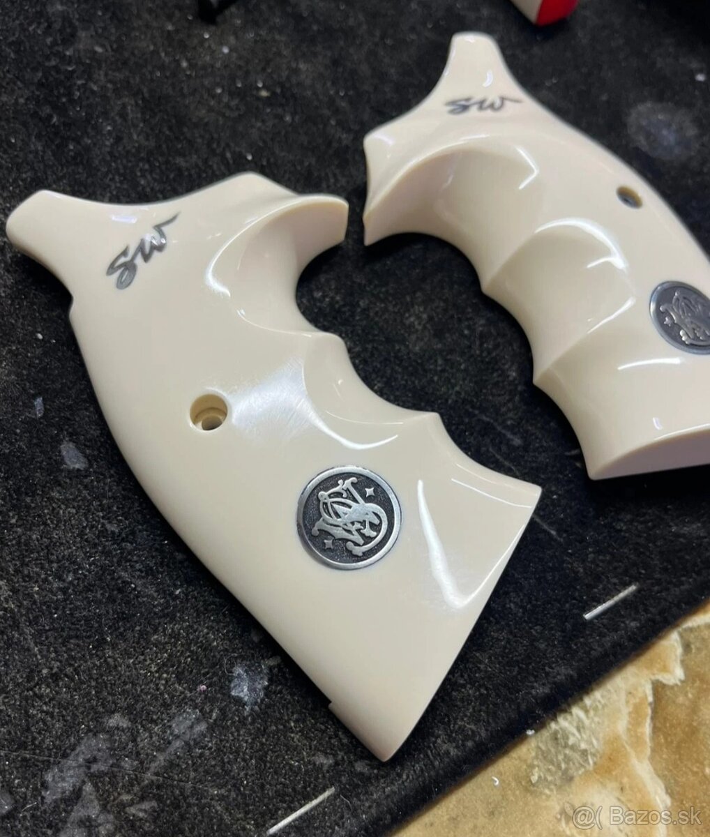 Pažbičky na smith & watson