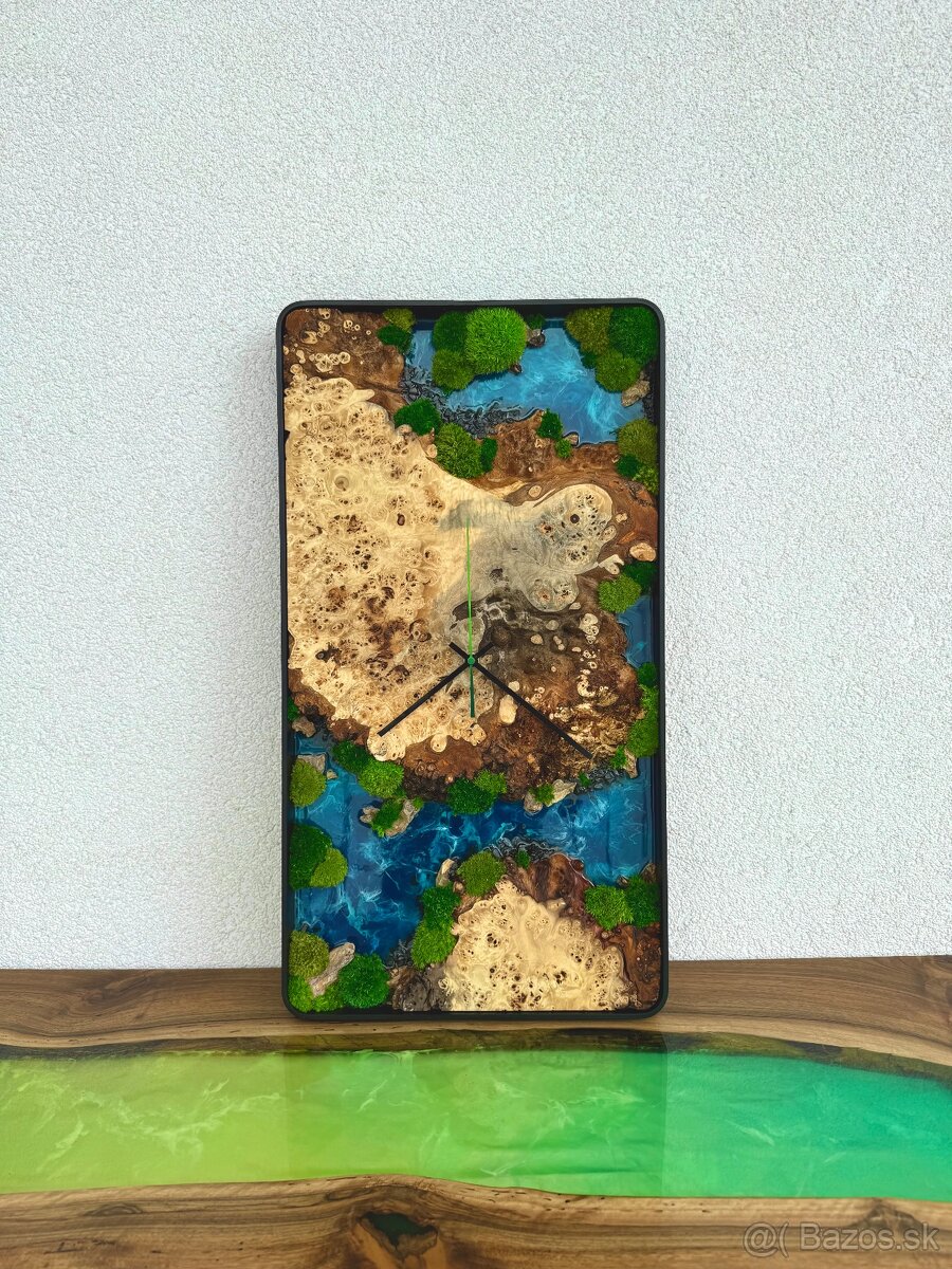 Machove hodiny s drevom a epoxidom 65x35cm