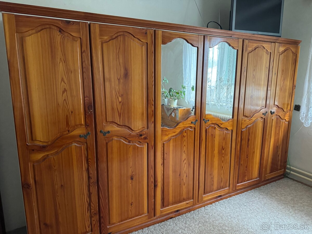 Šatníková skriňa
