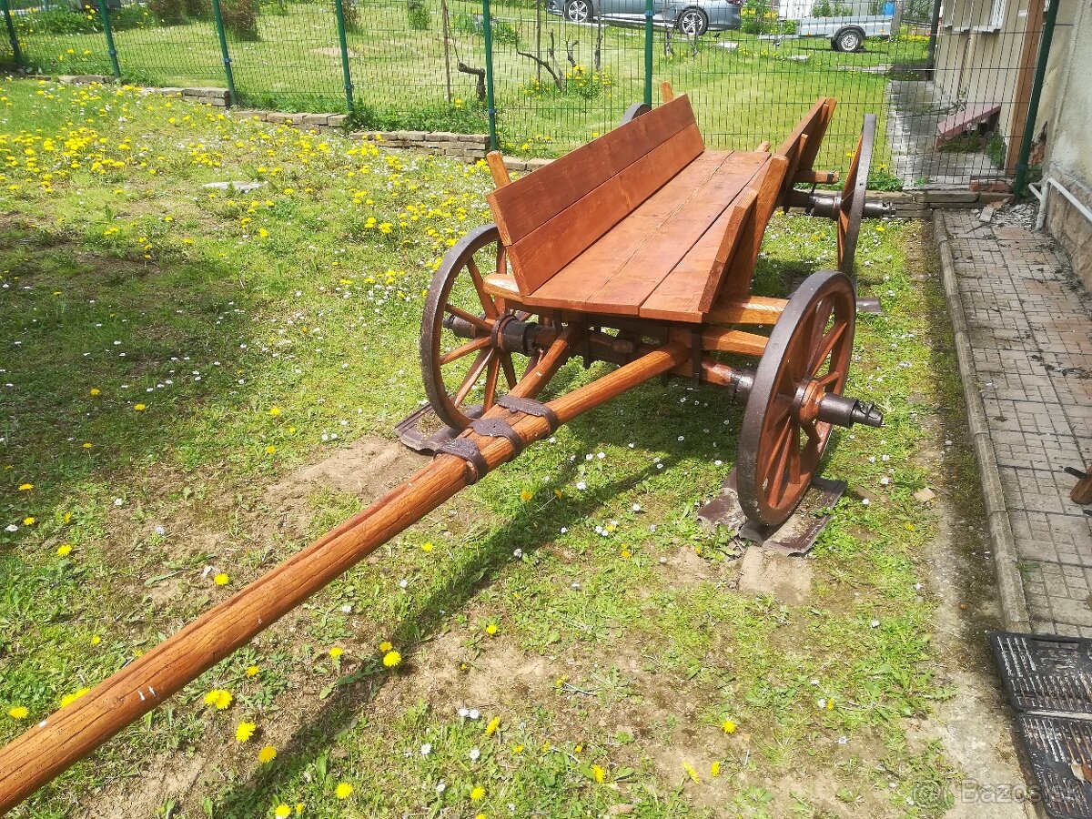 Starý drevený konský voz