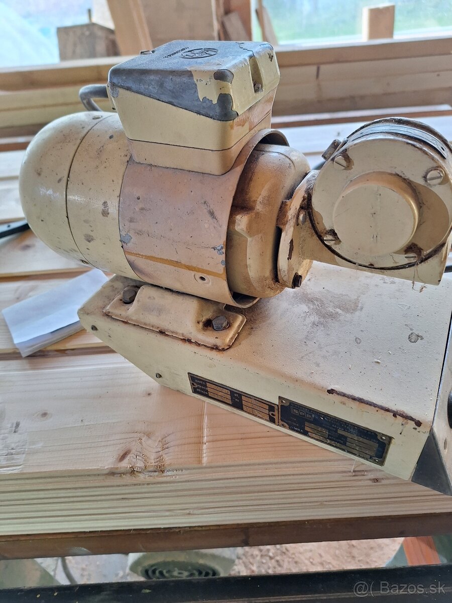 Motor s prevodovkou