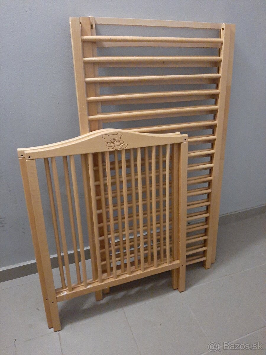 Drevená detská postieľka s matracom