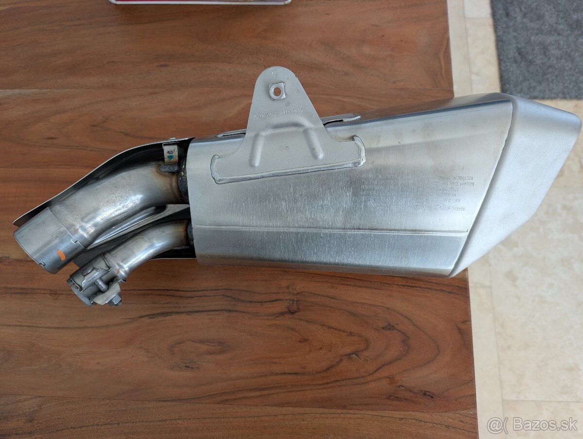 Výfuk na motorku BMW