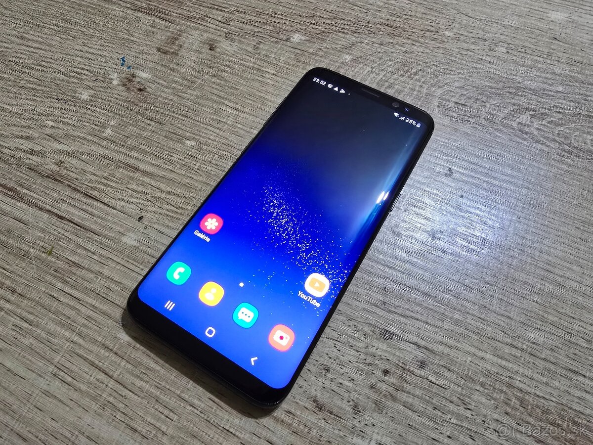 Samsung S8 v super stave ma len velmi jemne znamky pouzivani
