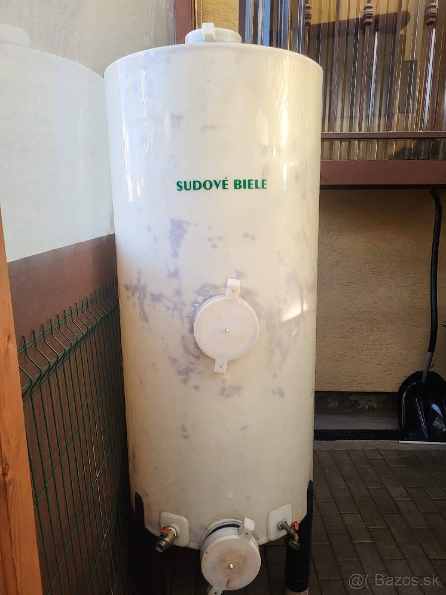 Plastova nádrž 600l