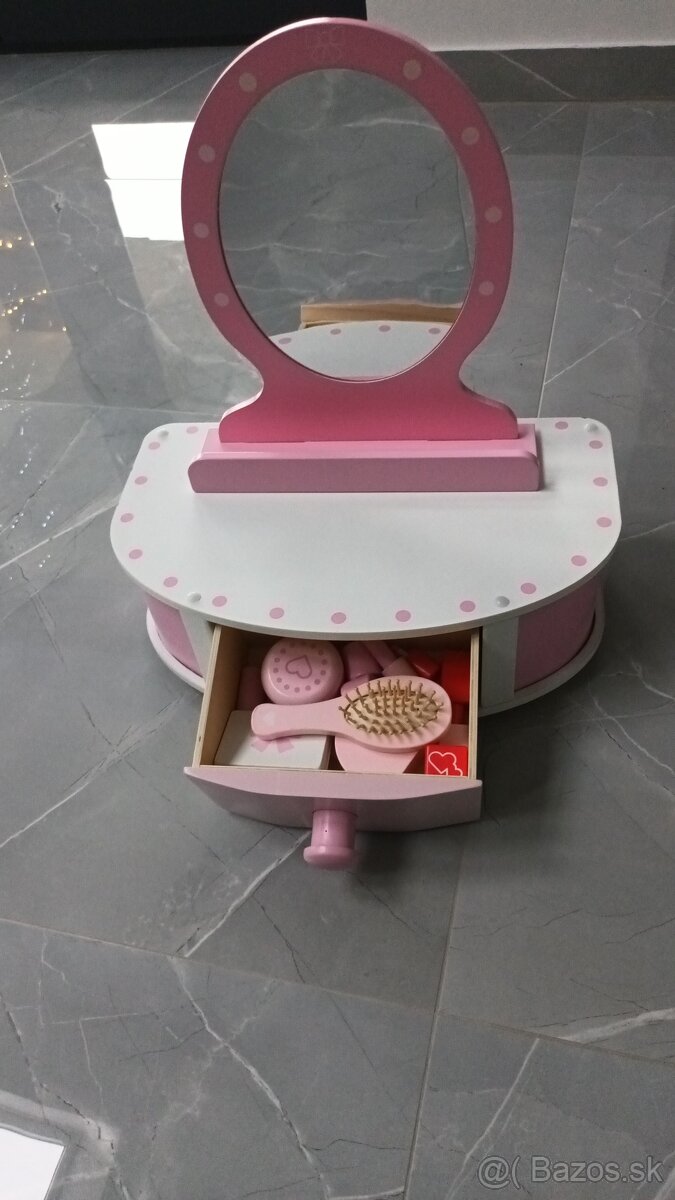 Predam kozmeticky set dreveny