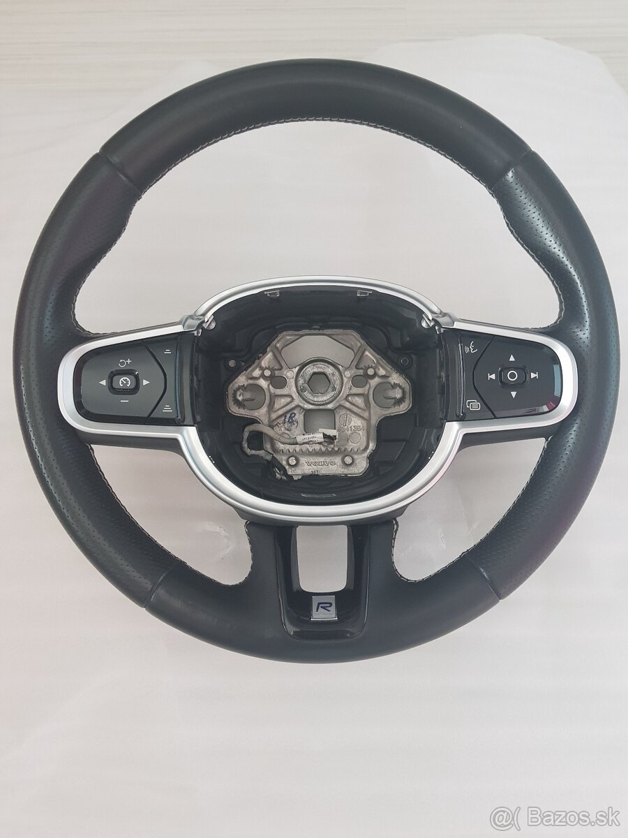 VOLVO ŠPORTOVY VYHRIEVANY PERFOROVANY VOLANT